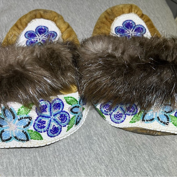 Beaver fur blue beaded flower moccasin - Picture 7 of 7